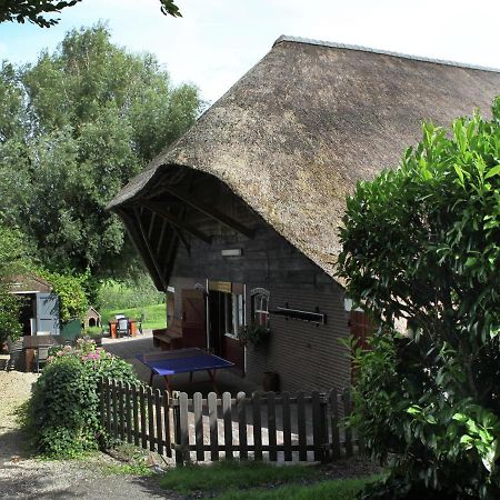 Quaint Farmhouse Near River In Oosterwijk 莱尔丹 外观 照片