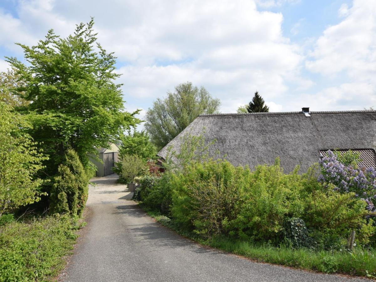 Quaint Farmhouse Near River In Oosterwijk 莱尔丹 外观 照片